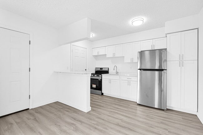 Building Photo - 12085 W Dixie Hwy Unit 209