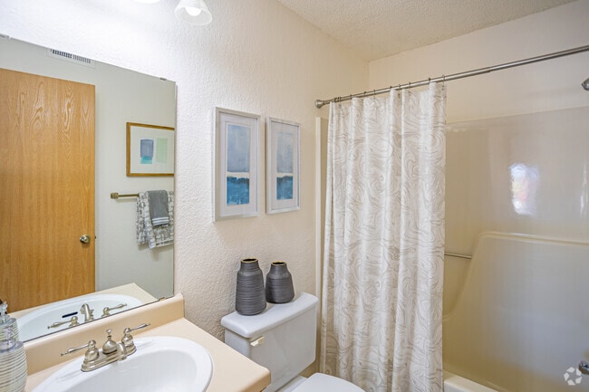 2BR, 2BA - 891SF - Bathroom
