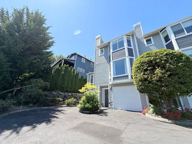 Building Photo - Spacious Magnolia Townhome with a View for $4595 - Available for Move in!
