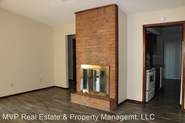 2 br, 1.5 bath House - 103 N Oaks Ave