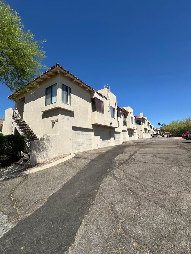 2 Bed 2 Bath, Fabulous guard gated La Paloma! - 2 Bed 2 Bath, Fabulous guard gated La Paloma!