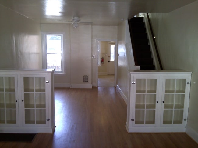 Building Photo - 220 W Spruce St