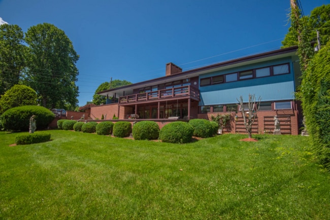 206 W Main St