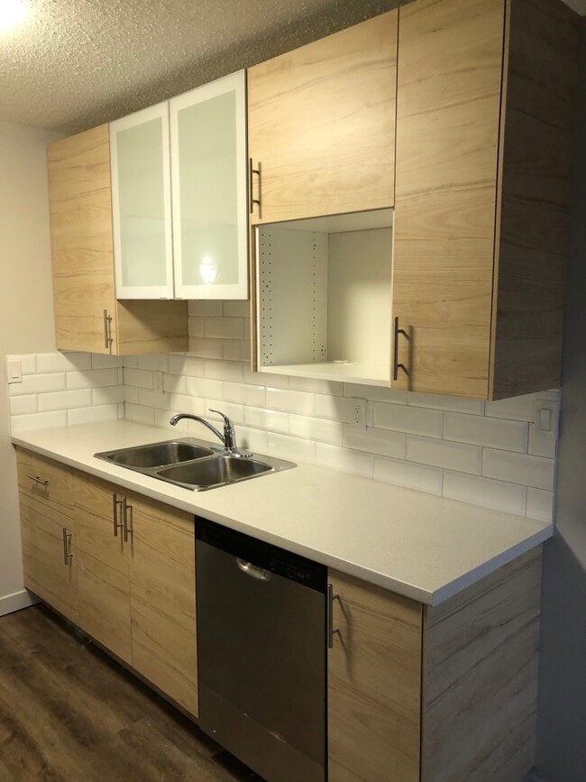 Building Photo - 11010 82 St NW