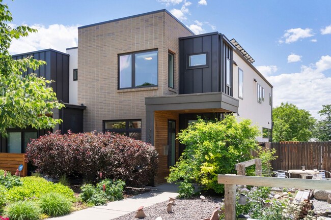 Modern 4BR/3.5BA Duplex with Finished Base... - Modern 4BR/3.5BA Duplex with Finished Base... House