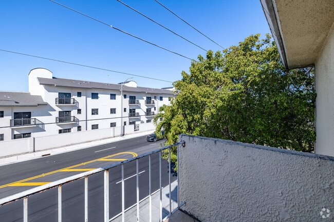 1BR, 1BA - 450SF - Balcony