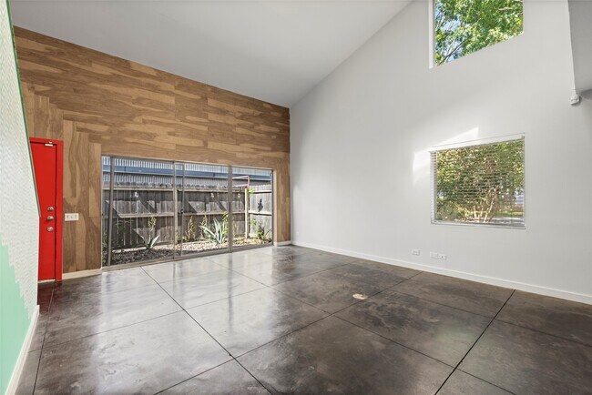 Photo - 5221 Blossom St