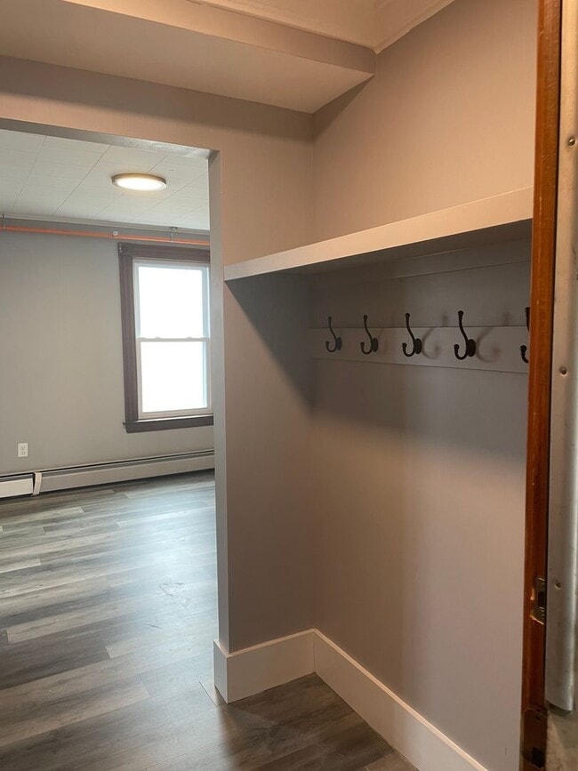 Building Photo - Updated 1 Bedroom, Available Aug 1! Unit 303