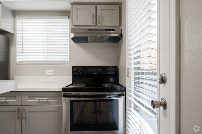 2BR, 2BA - 1,072SF