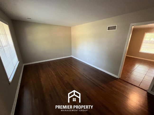 Photo - 5435 Whitworth Rd