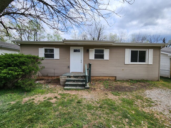 Building Photo - Spacious 2-Bedroom, 1-Bathroom Home AVAILABLE NOW!!