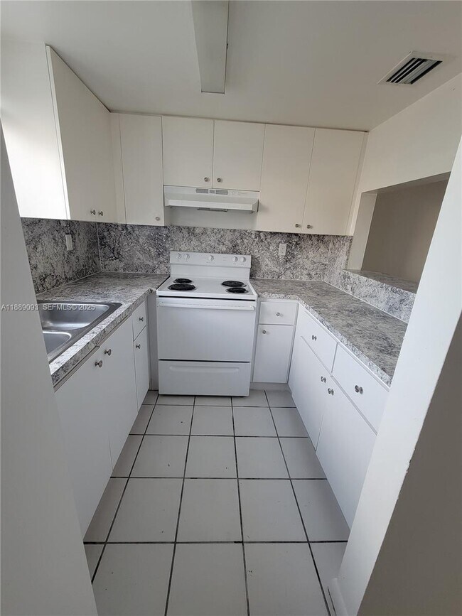 Photo - 355 E 33rd St Unidad 203