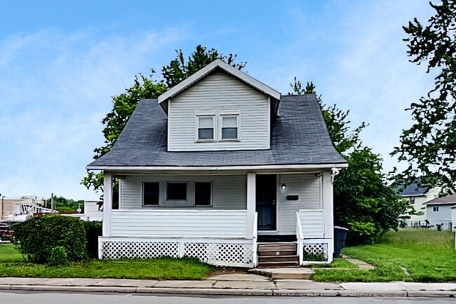 Building Photo - 1980 E 5th Ave