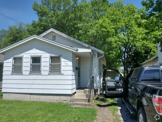Building Photo - 108 N Oak St Rental