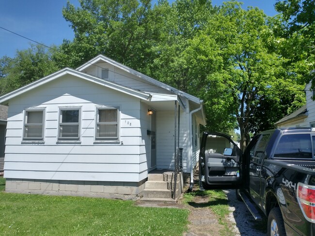 Photo - 108 N Oak St House