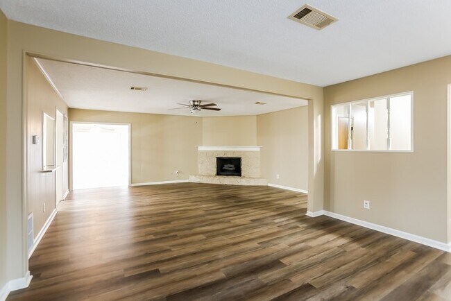 Photo - 20 Single Oaks Dr
