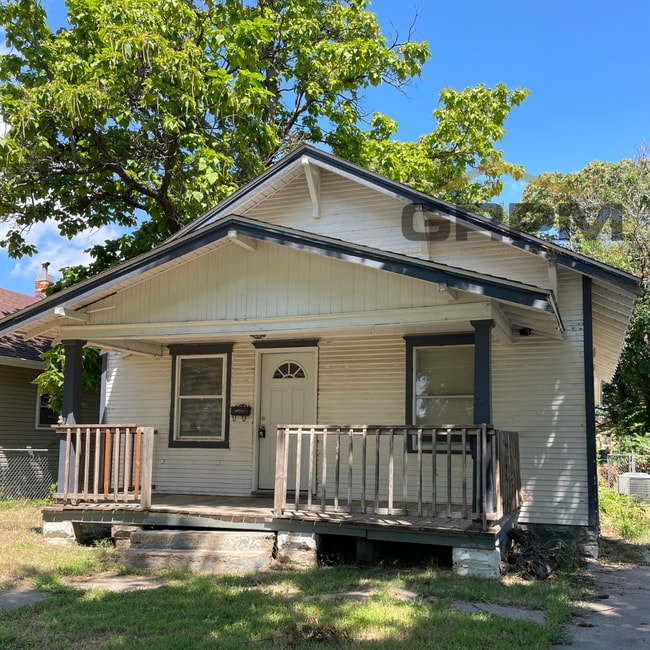 Building Photo - 2 bed, 1 bath with bonus room Rental