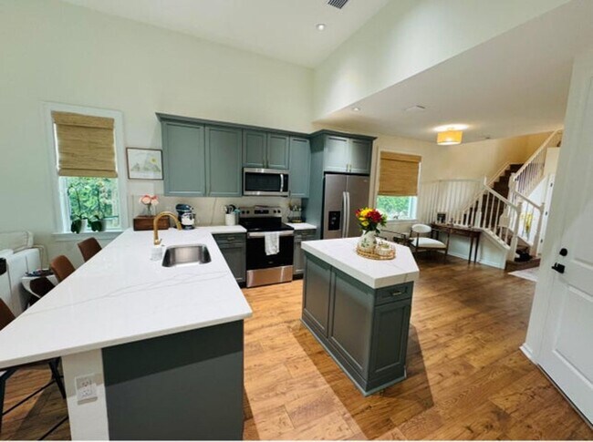 Building Photo - 16405 Capilano Ct