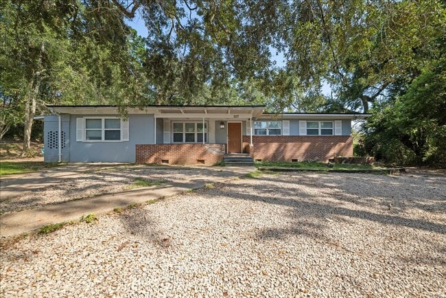 Building Photo - 207 Iris Cir