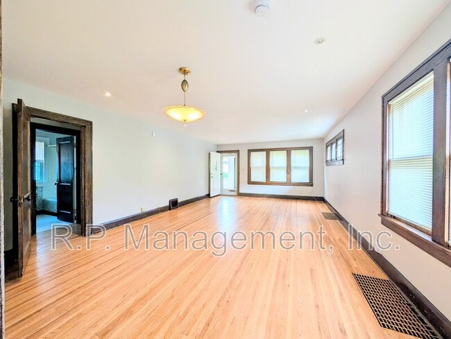 Photo - 5050 30th Ave S