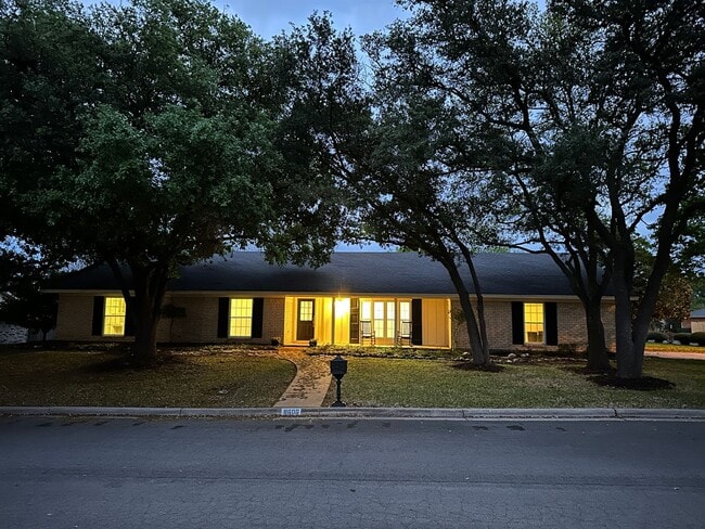 Photo - Updated 4 Bedroom Corner Lot in Woodway