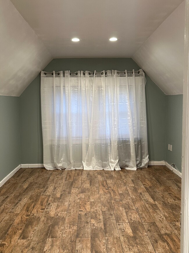 Building Photo - 305 Woodside Ave Unit 3rd floor