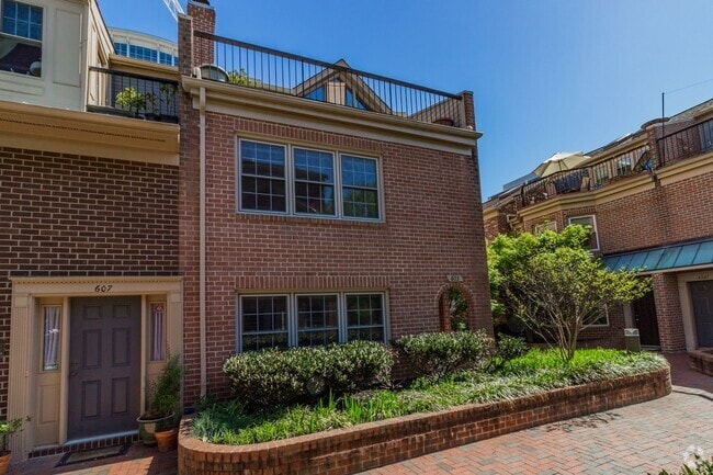 Building Photo - Beautiful 3 Bedroom 3/2 Bath Brick End Uni... Rental