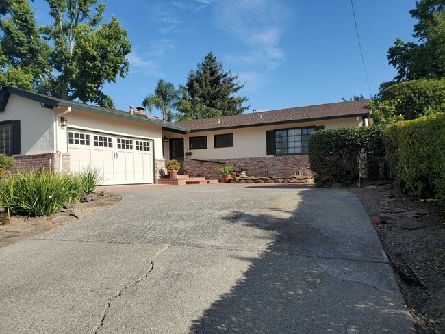 Building Photo - 276 Deepstone Dr Rental