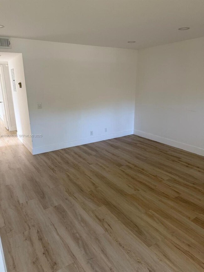 Photo - 100 SW 132nd Way Unidad 205K