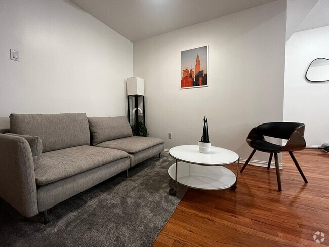 Building Photo - 1121 Jefferson Ave Unit 2 Rental