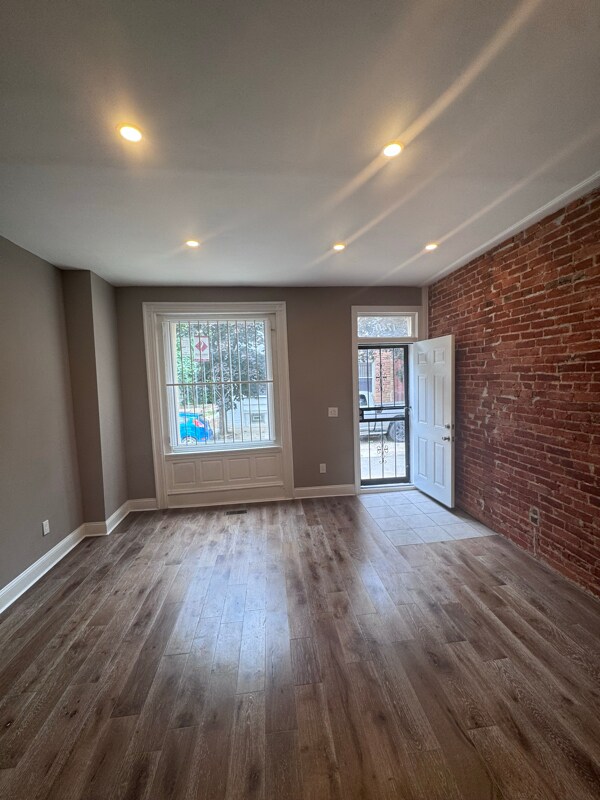 Photo - 1740 Edgley St
