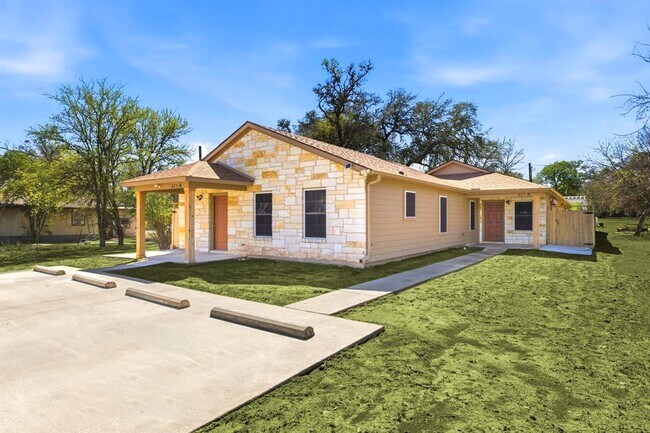 Photo - 823 N Commerce St