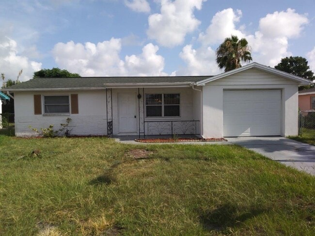 Building Photo - Beautiful 2/1/1 1034 Sq. Ft. with open flo...