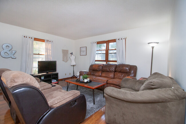 living room - 2610 Walnut St Townhome