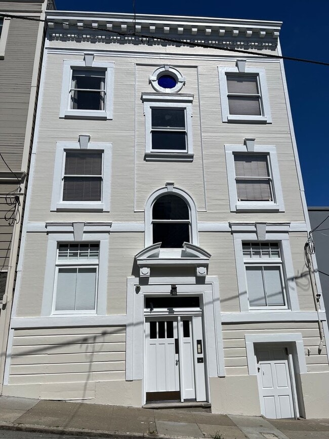 Building Photo - Centrally located 1 BR/1BA apartment home ...