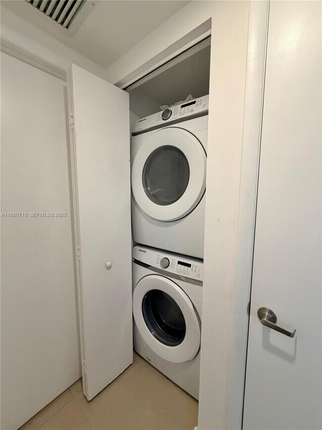 Photo - 495 Brickell Ave Unidad 1607