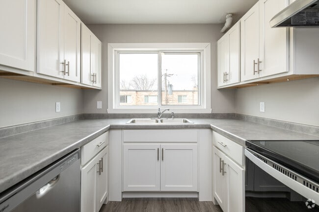 2BR, 1BA - 850SF - Kitchen