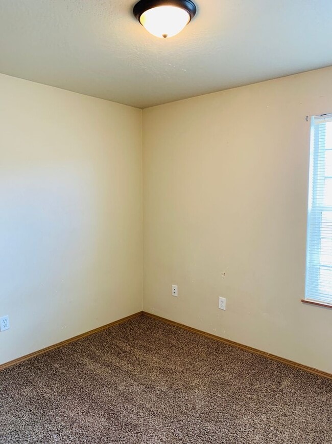 Photo - Amazing 3 Bed 2 Bath - Townhouse