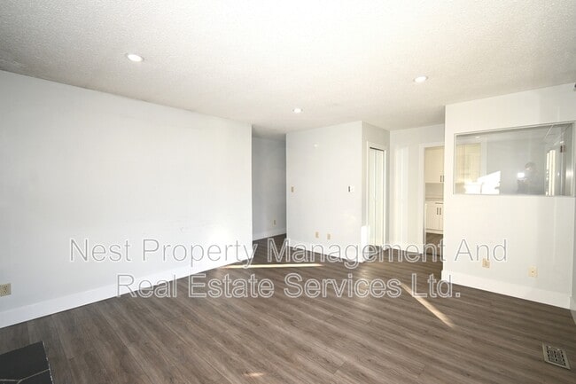 Photo - 282 Clarke Crescent Unit A