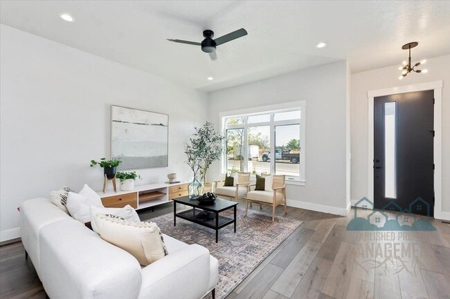 Photo - 1740 E State Ave