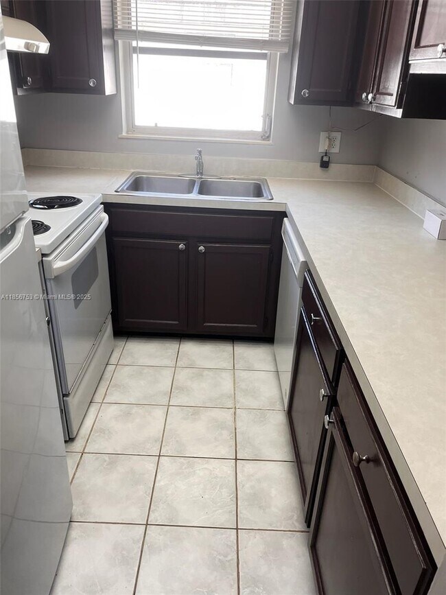 Building Photo - 8877 NW 28th Dr Unit 4-4 Rental