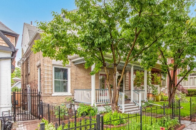 Photo - Gorgeous City Park Gem!