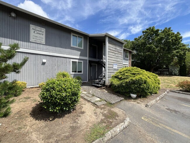 Building Photo - Spacious Corner Apartment with Three Bedrooms, Open Living Space & Modern Kitchen Unit 7719