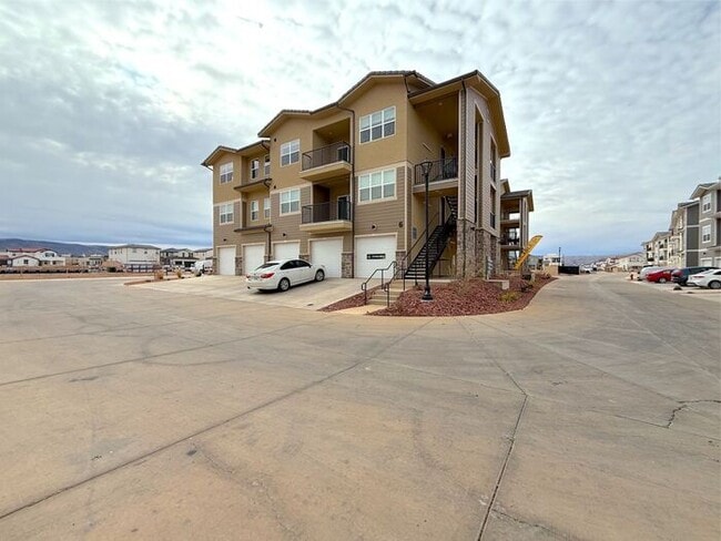 Building Photo - Desert Color Condo 2 bd, 2 bt, 1 Car Garage