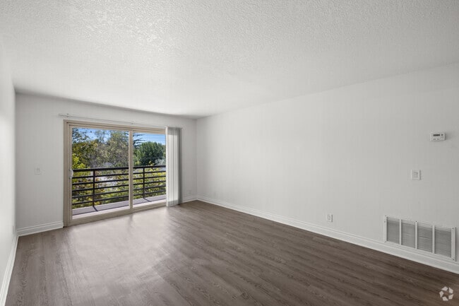 2BR, 2BA - 1,255SF - Living Room