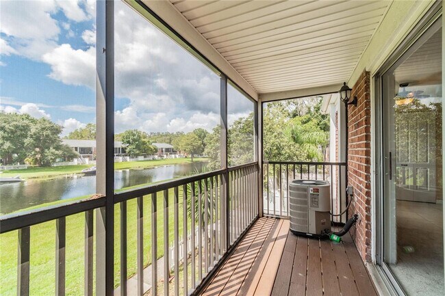 Photo - Waterfront 2/1 Condo on Lake Magdalene Unidad 201