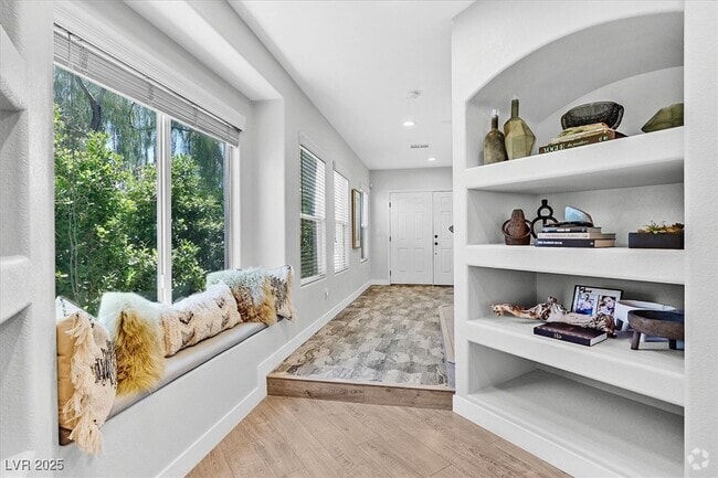 Building Photo - 271 Spectacular St Rental