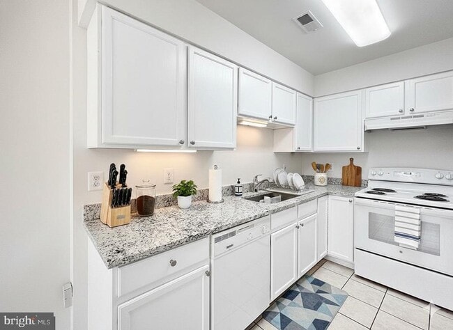 Building Photo - 102 Crossbill Way