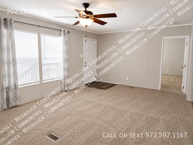 Photo - 202 Leslie Ave