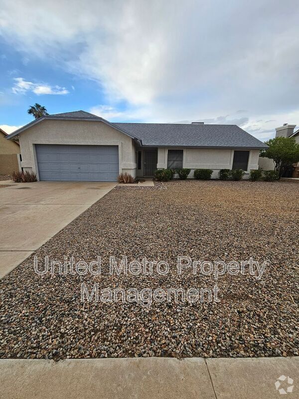 Building Photo - 8832 W Golden Ln Rental